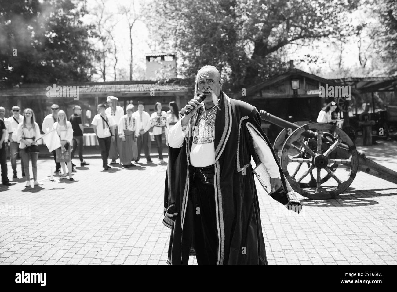 Cossacchi di Zaporozhye dell'esercito di Zaporozhye in costumi nazionali a cavallo Foto Stock