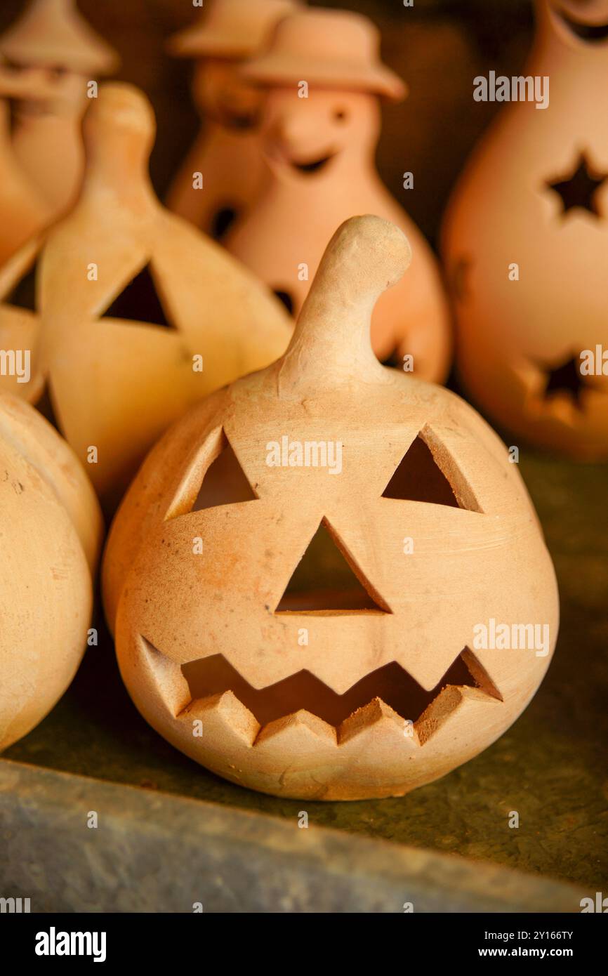 Zucca di Halloween fatta di argilla cotta al forno. Artigianato di argilla. Marratxi. Maiorca. Isole Baleari. Spagna. Foto Stock