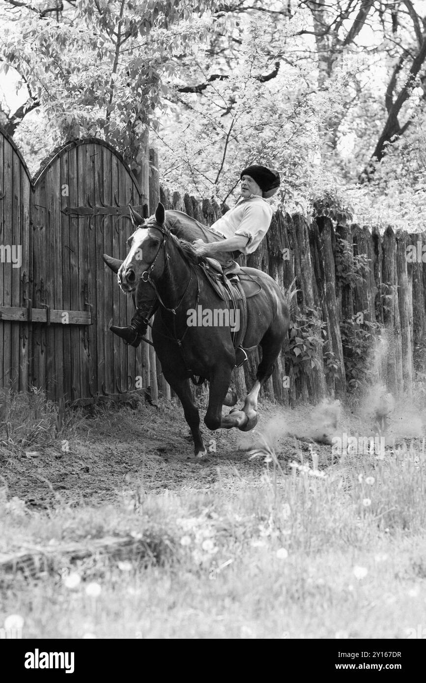 Cossacchi di Zaporozhye dell'esercito di Zaporozhye in costumi nazionali a cavallo Foto Stock