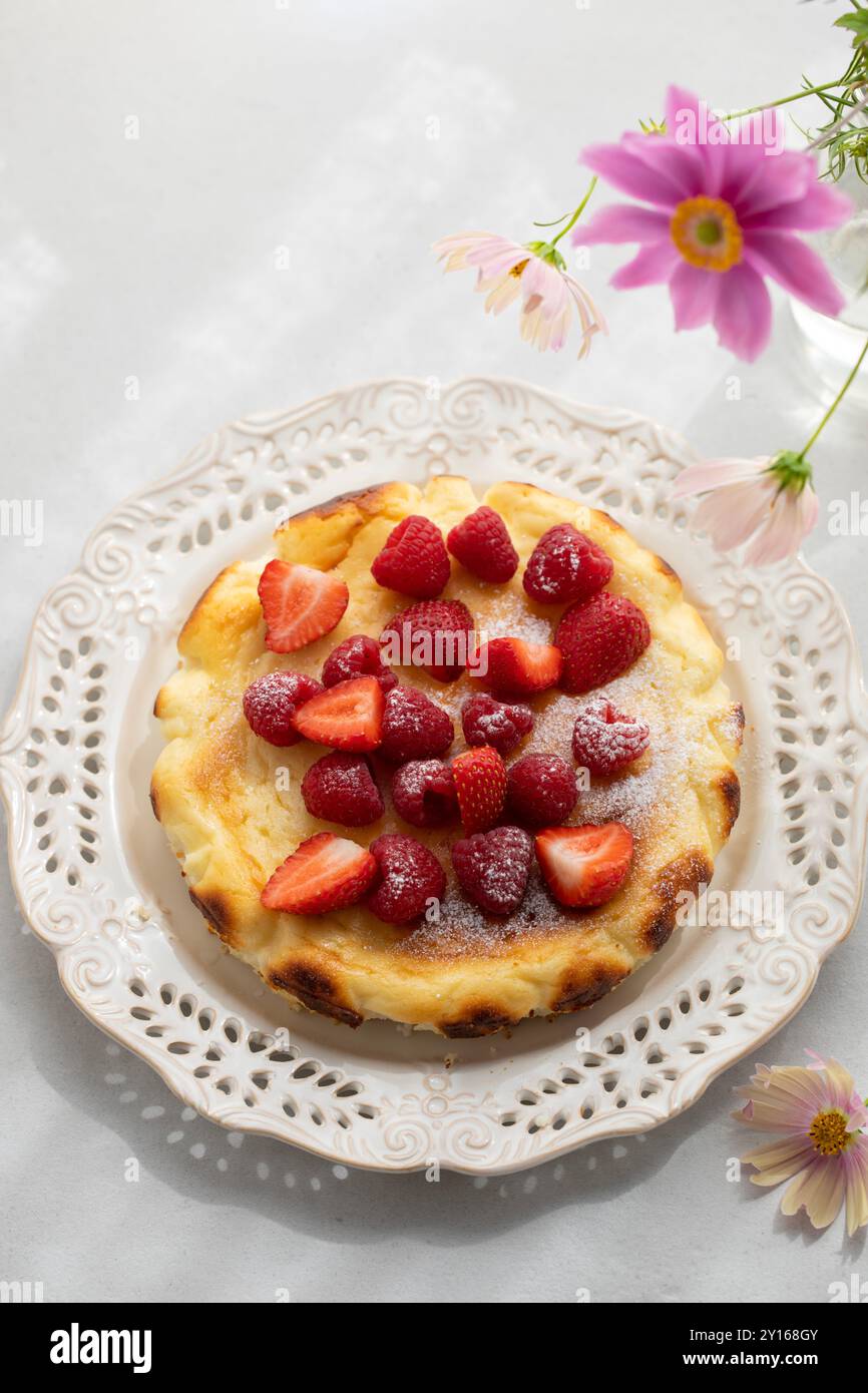 Cheesecake di ricotta al forno con fragole e lamponi Foto Stock