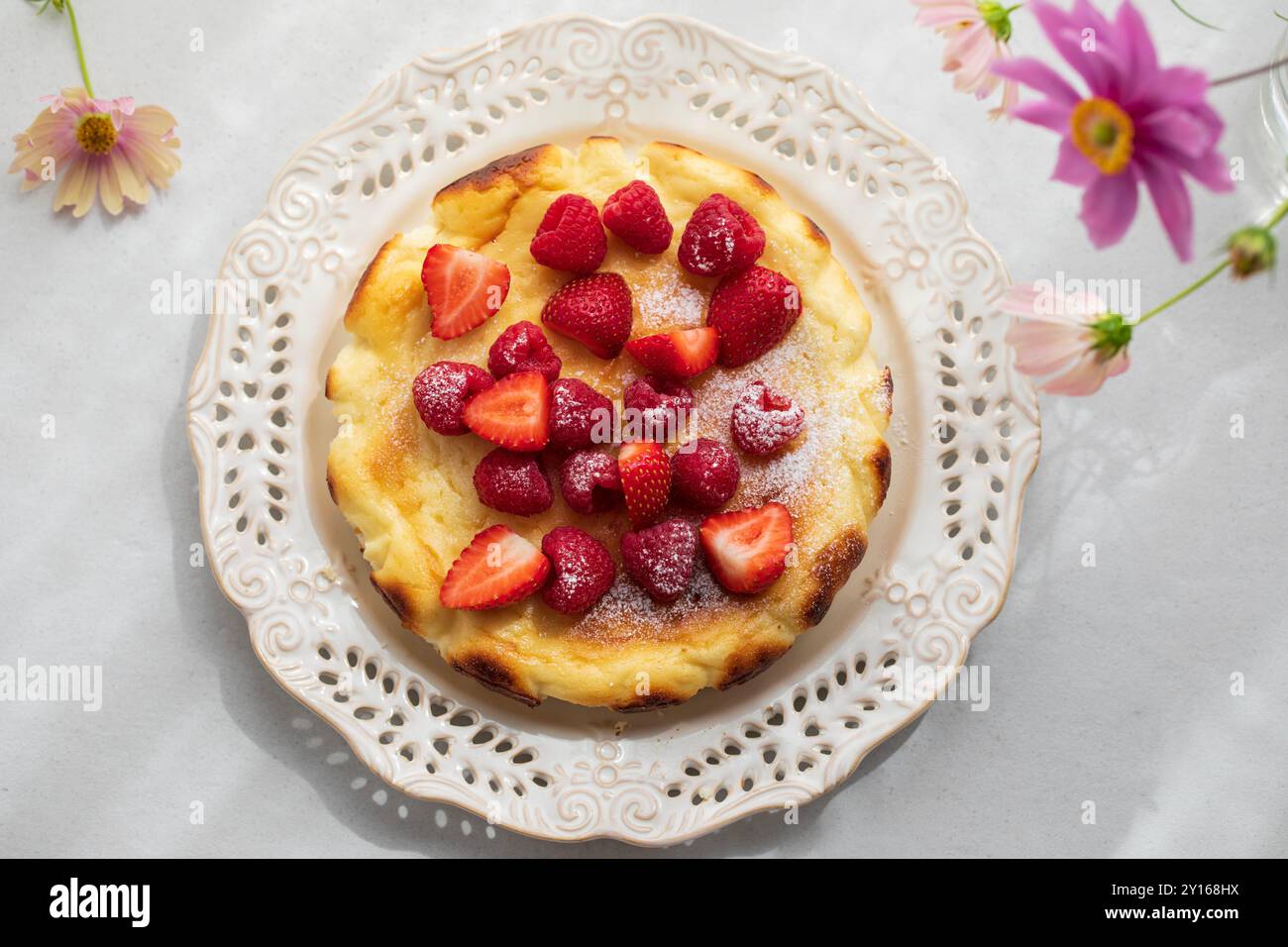 Cheesecake di ricotta al forno con fragole e lamponi Foto Stock