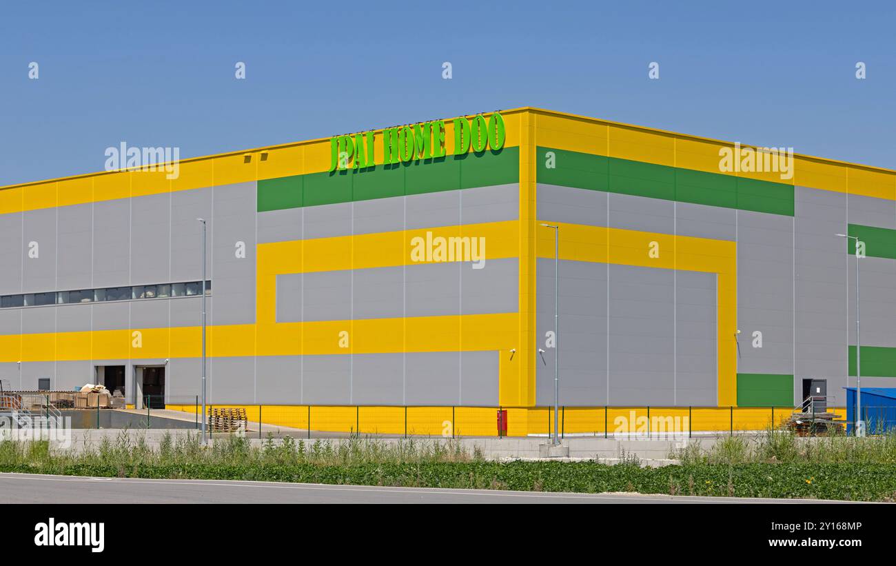 Krnjisevci, Serbia - 3 luglio 2023: Nuovo stabilimento JPai Home Doo Chinese Craft Furniture Manufacturing Facility presso Industrial zone. Foto Stock