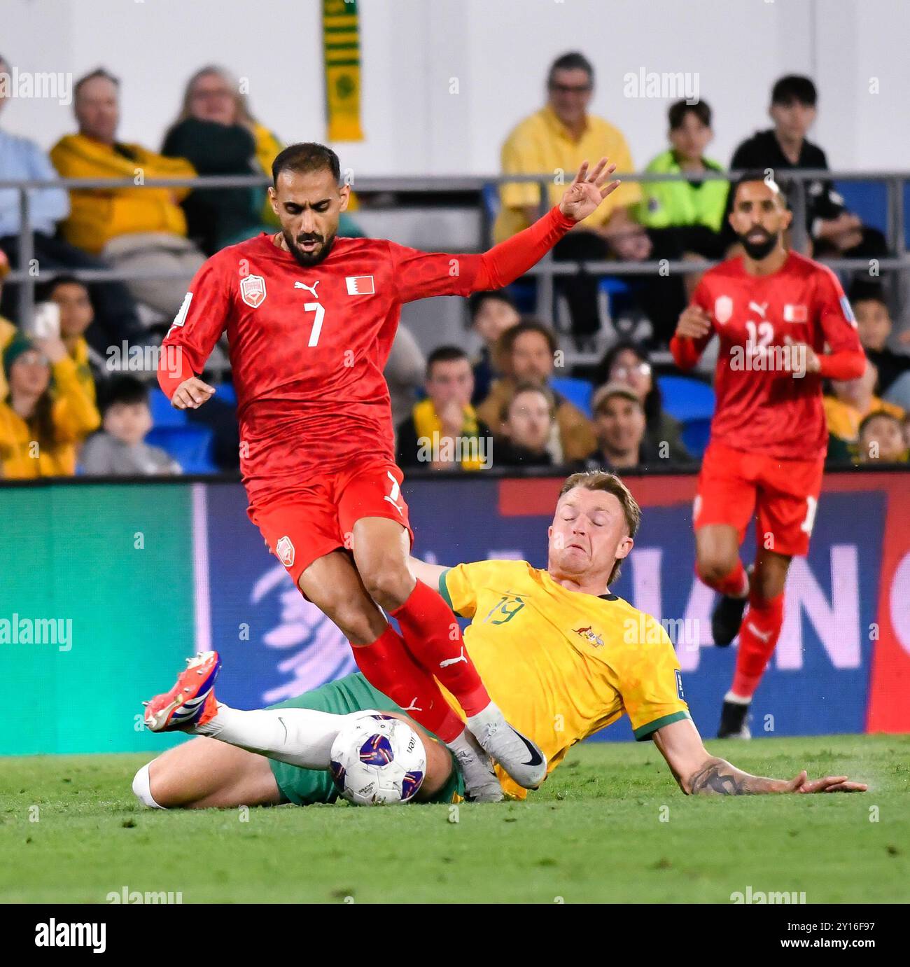 Gold Coast, Australia. 9 settembre 2024, Harry Souttar affronta Ali Madan durante le qualificazioni asiatiche ai Mondiali FIFA 2026, Australia contro Bahrain. Crediti: Kleber Osorio/Alamy Live News Foto Stock