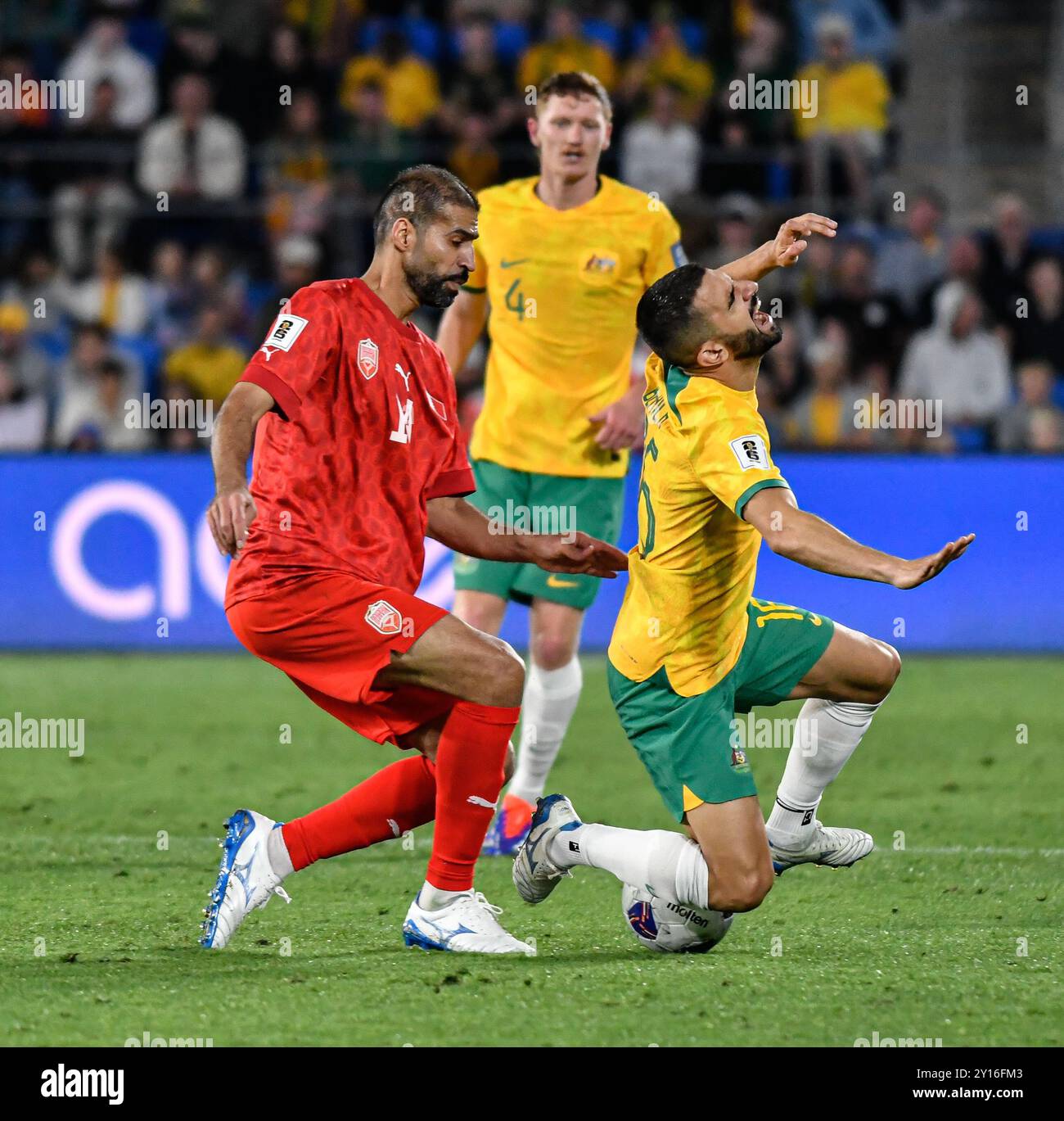 Gold Coast, Australia. 9 settembre 2024, Gold Coast, Australia. 9 settembre 2024, Ali Haram sfida pesante su Aziz Behich durante la Coppa del mondo FIFA 2026 Asian Qualifier, Australia contro Bahrain. Crediti: Kleber Osorio/Alamy Live News durante la Coppa del mondo FIFA 2026 Asian Qualifier, Australia contro Bahrain. Crediti: Kleber Osorio/Alamy Live News Foto Stock