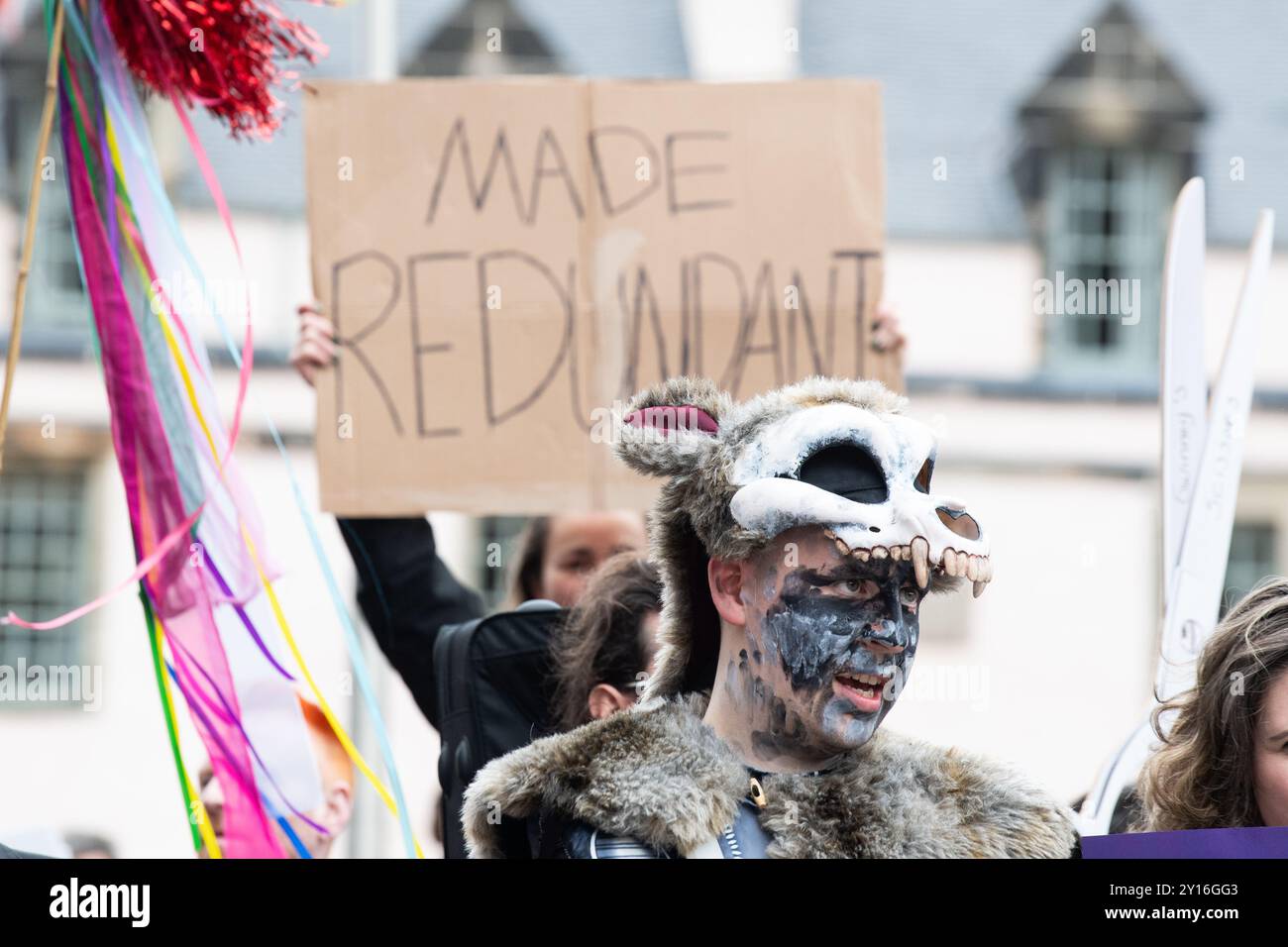 Manifestanti al di fuori del Parlamento scozzese il 5 settembre 2024 in risposta a Creative Scotland che annunciava la sua decisione il 19 agosto di abolire il suo fondo per i singoli professionisti delle arti a causa dei vincoli di finanziamento del governo scozzese; un annuncio è stato fatto tardi il 4 settembre che il fondo sarebbe stato reintegrato, tuttavia ci sono ancora preoccupazioni sul futuro dei finanziamenti per le arti in Scozia. Questa protesta è stata organizzata dallo STUC (Scottish Trades Union Congress), dalla Musicians Union, Equity e dalla Scottish Society of Playwrights con relatori di ciascuno © Chantal Guevara. Tutti i diritti riservati Foto Stock