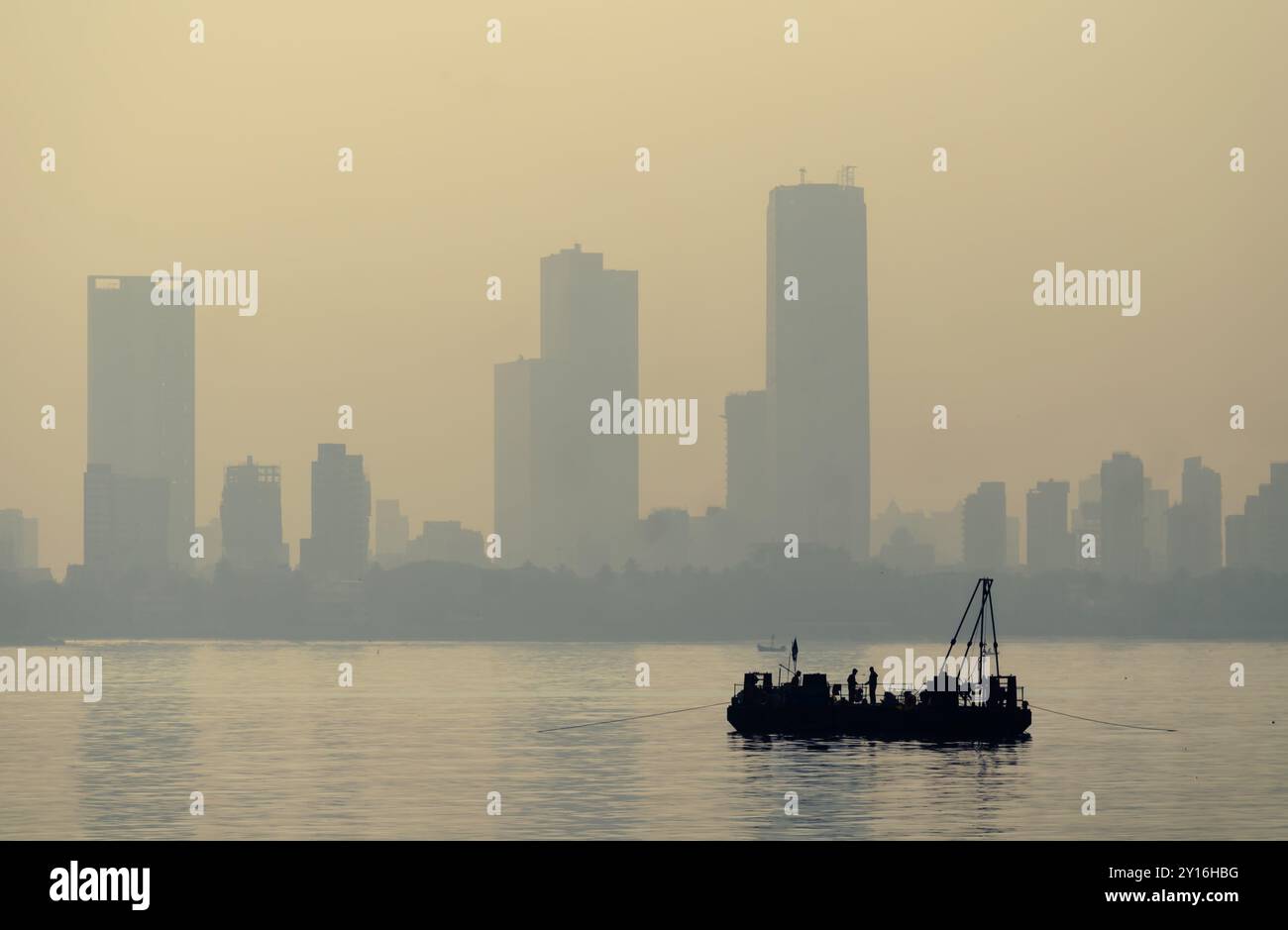 Skyline di Mumbai visto dal forte di Bandra vicino al collegamento marittimo Bandra-Worli a Mumbai, India Foto Stock