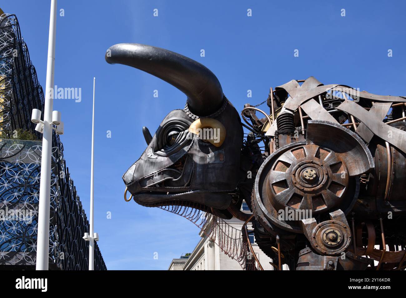 L'attrazione principale dei Birmingham Commonwealth Games della cerimonia di apertura all'Alexander Stadium, la scultura Raging Bull vista in Centenary Square. Foto Stock