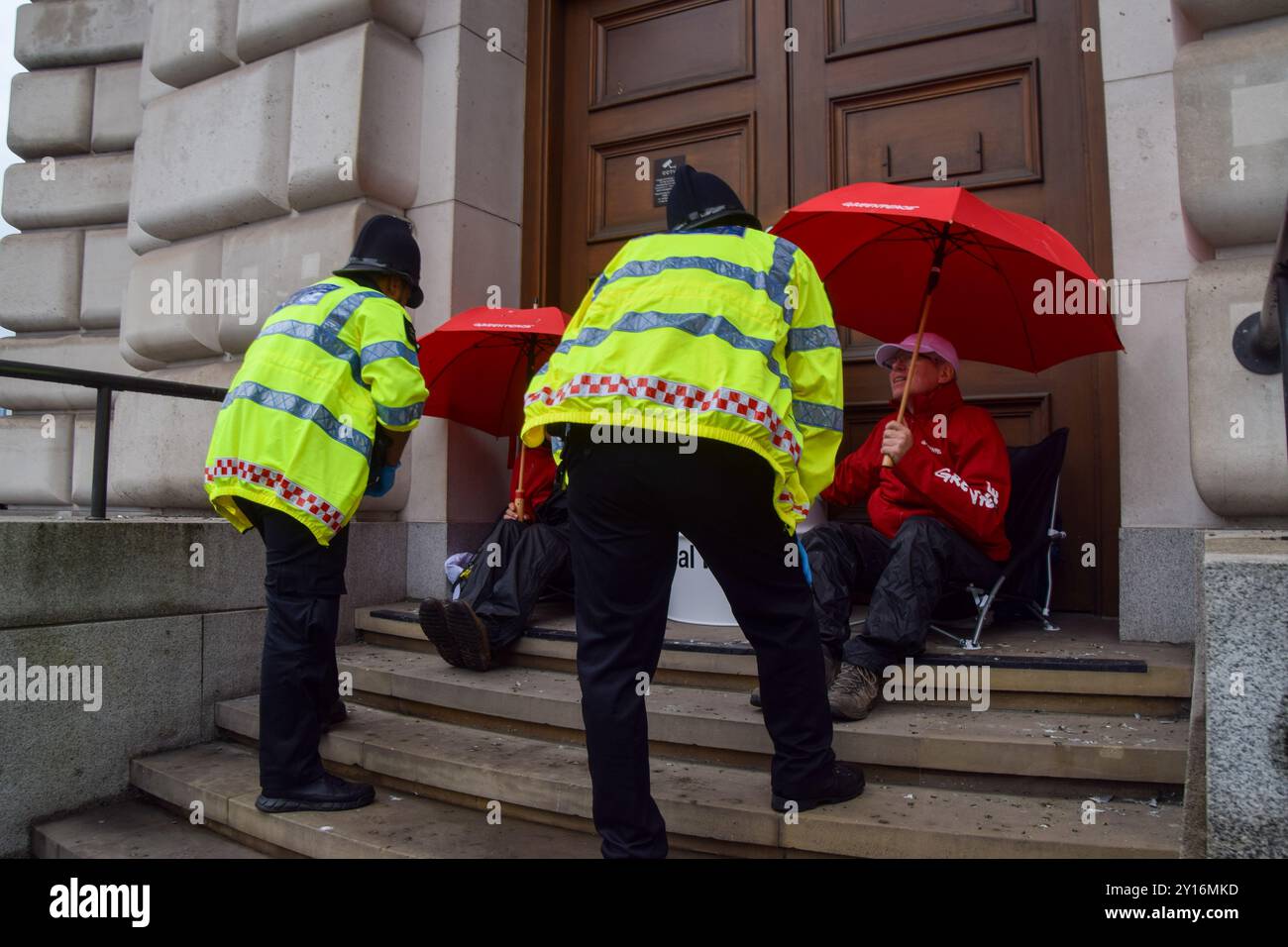 Londra, Regno Unito. 5 settembre 2024. Gli agenti di polizia parlano con gli attivisti di Greenpeace che si sono chiusi in una gigantesca replica di un bastone deodorante dove e hanno bloccato l'accesso all'edificio Unilever. Il gruppo ambientalista Greenpeace ha organizzato una protesta presso la sede centrale di Unilever contro l'inquinamento plastico causato dai prodotti dove dell'azienda. (Foto di Vuk Valcic/SOPA Images/Sipa USA) credito: SIPA USA/Alamy Live News Foto Stock