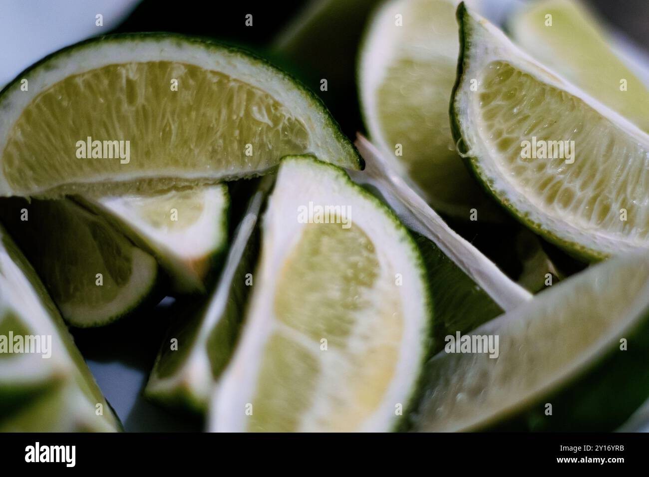 Primo piano della ciotola con spicchi di lime appena tagliati Foto Stock