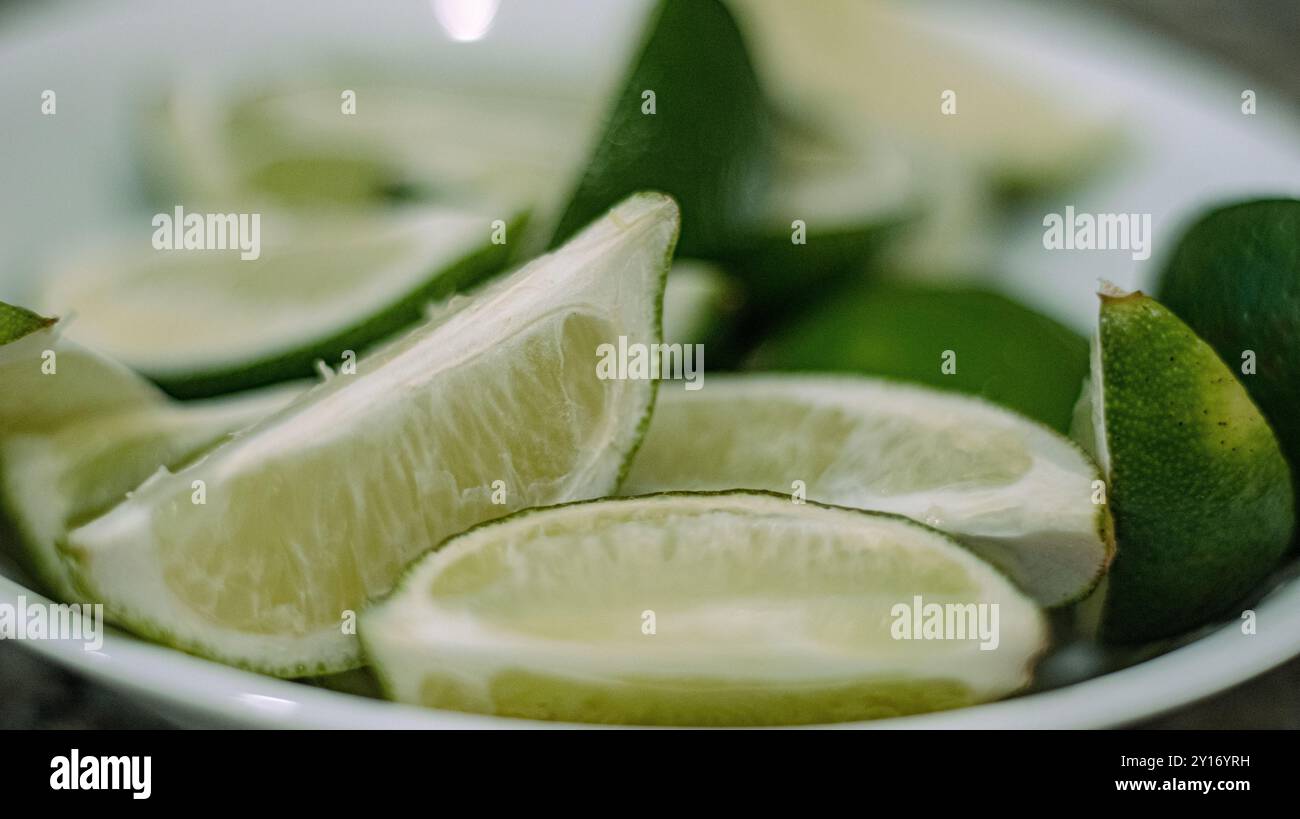Primo piano della ciotola con spicchi di lime appena tagliati Foto Stock