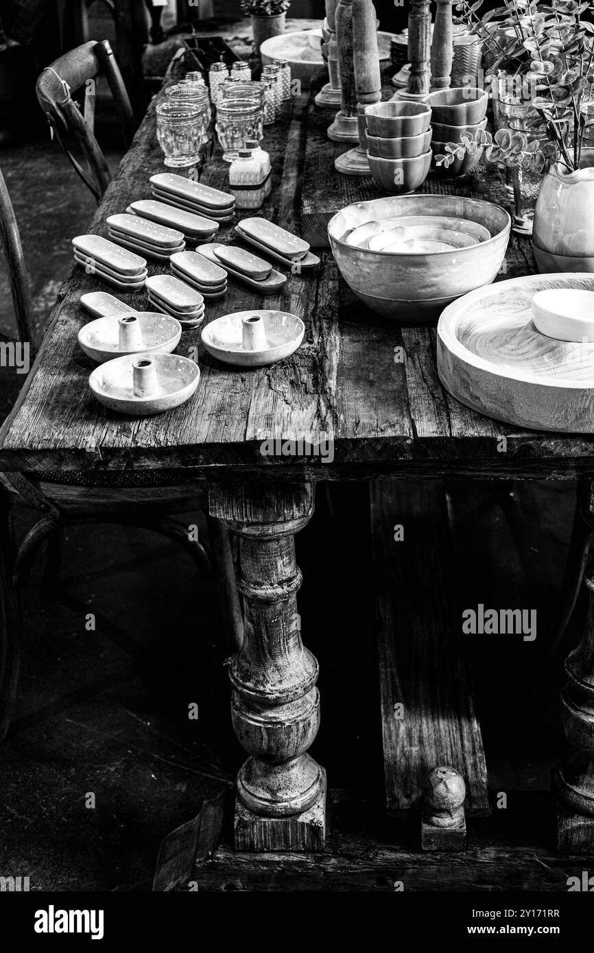 Primo piano del tavolo di fattoria in legno con piatti e stoviglie in stile fattoria nell'ambiente del giorno del Ringraziamento Foto Stock