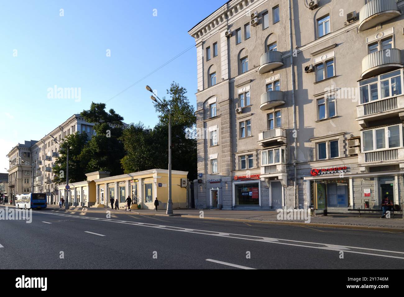 Mosca, Russia - 3 agosto. 2024.paesaggio urbano con edifici di architettura stalinista dell'URSS su Leningradsky Prospekt Foto Stock