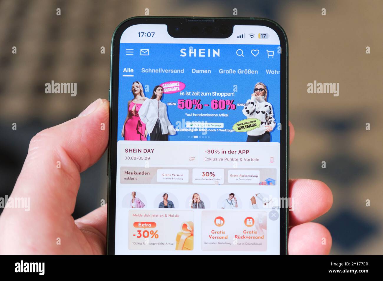 Mano che tiene un telefono cellulare che mostra il sito web della società cinese Shein Foto Stock