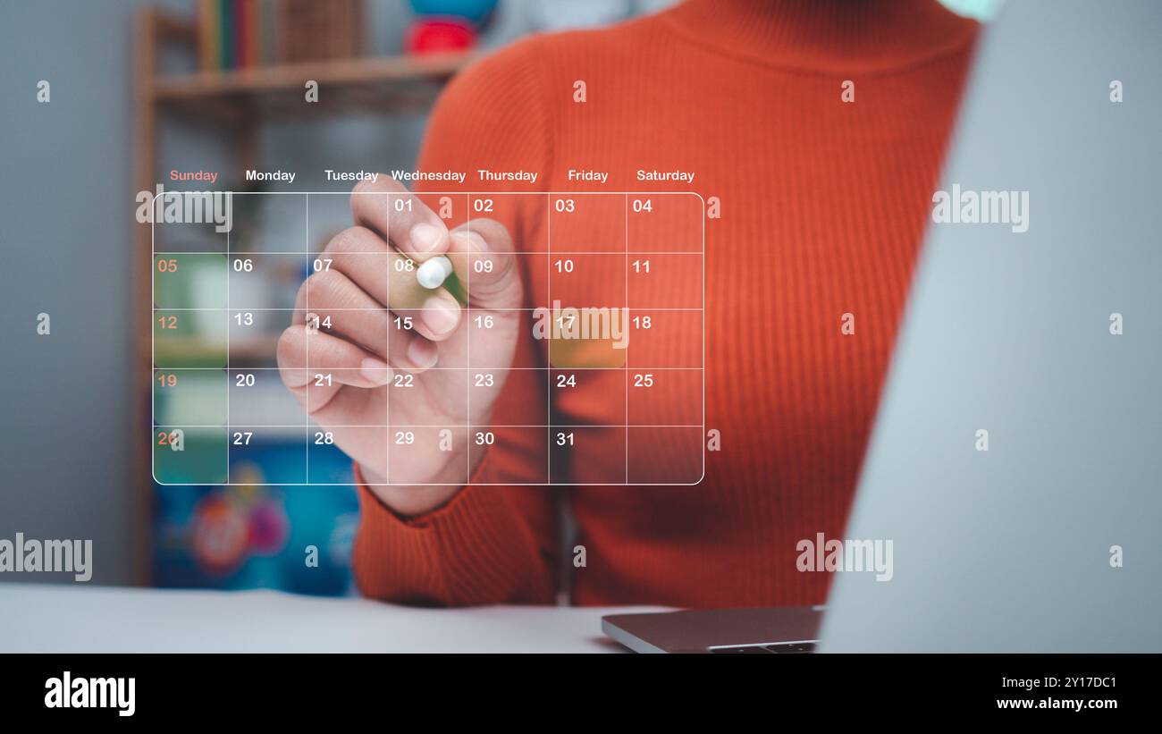 Donna d'affari che segna le date sul calendario virtuale, gestisce il suo programma aziendale, imposta promemoria per appuntamenti importanti, collage creativo per p Foto Stock