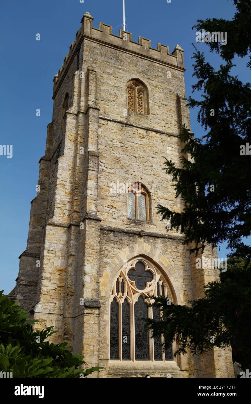 Ammira l'esterno della chiesa parrocchiale medievale della Torre perpendicolare di Sidmouth risalente al XV secolo con la Queen Victorias West Window, Sidmouth Regno Unito Foto Stock