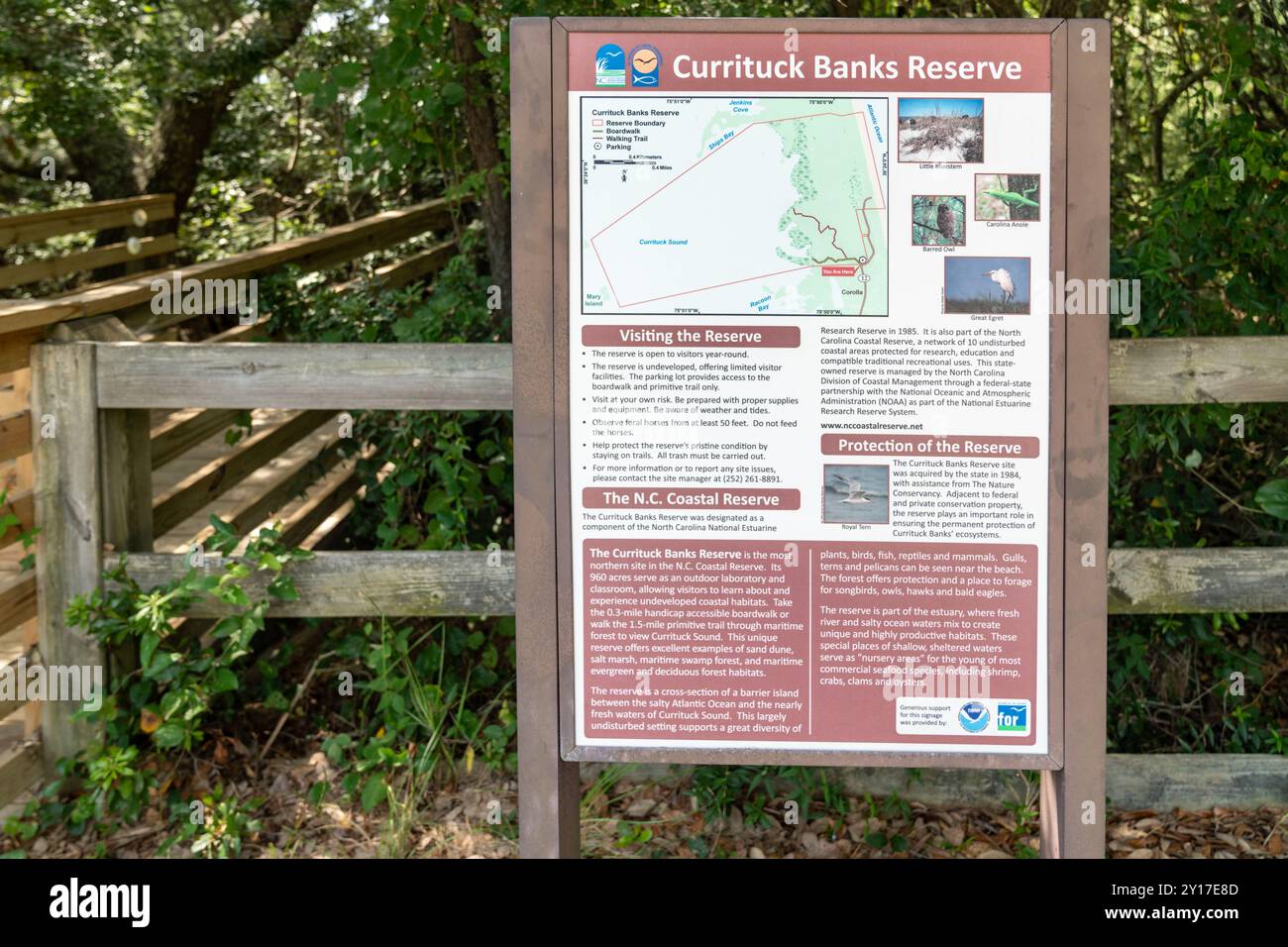 Corolla, North Carolina - 1 settembre 2024: Cartello di benvenuto presso l'area escursionistica marittima di Currituck Banks Estuaine nelle Outer Banks del North Carolina Foto Stock