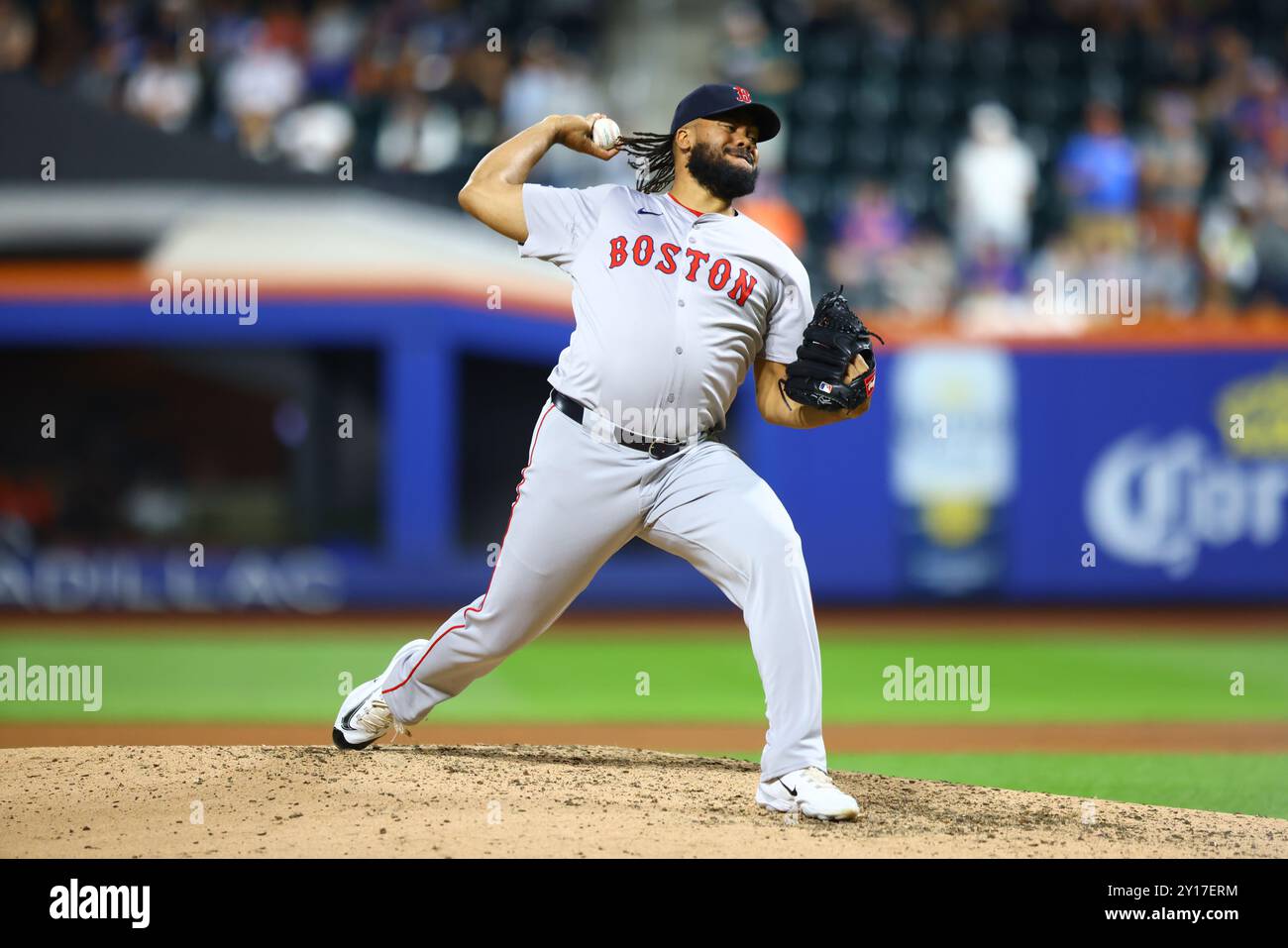 Il lanciatore dei Boston Red Sox Kenley Jansen n. 74 lancia durante l'ottavo inning della partita di baseball contro i New York Mets al Citi Field di Corona, NY, mercoledì 4 settembre 2024. #Foto: Gordon Donovan Foto Stock