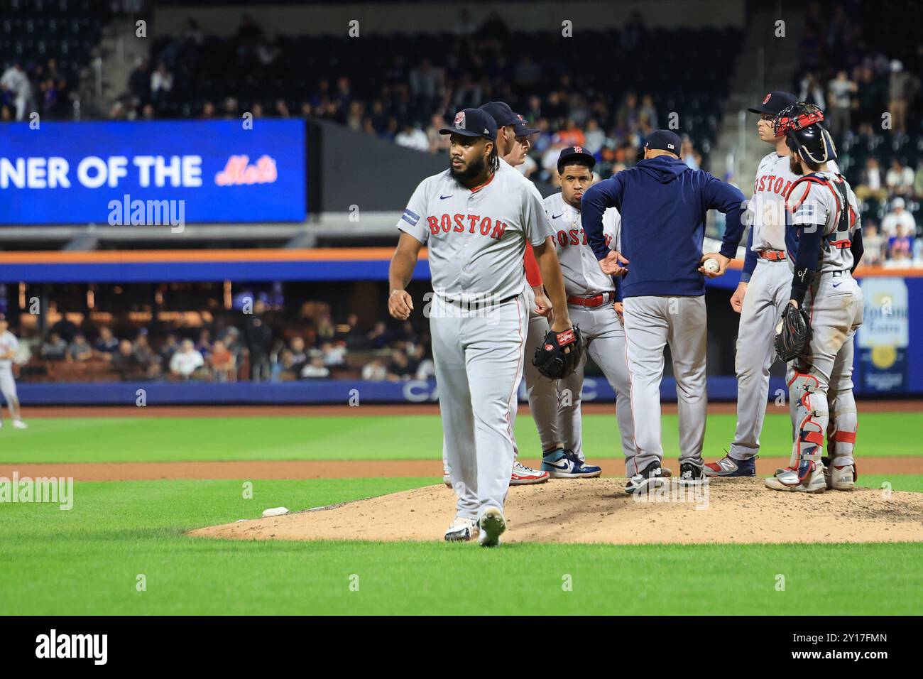 Il lanciatore dei Boston Red Sox Kenley Jansen n. 74 viene rimosso dalla partita dal manager Alex Cora n. 13 durante l'ottavo inning della partita di baseball contro i New York Mets al Citi Field di Corona, N.Y., mercoledì 4 settembre 2024. #Foto: Gordon Donovan Foto Stock
