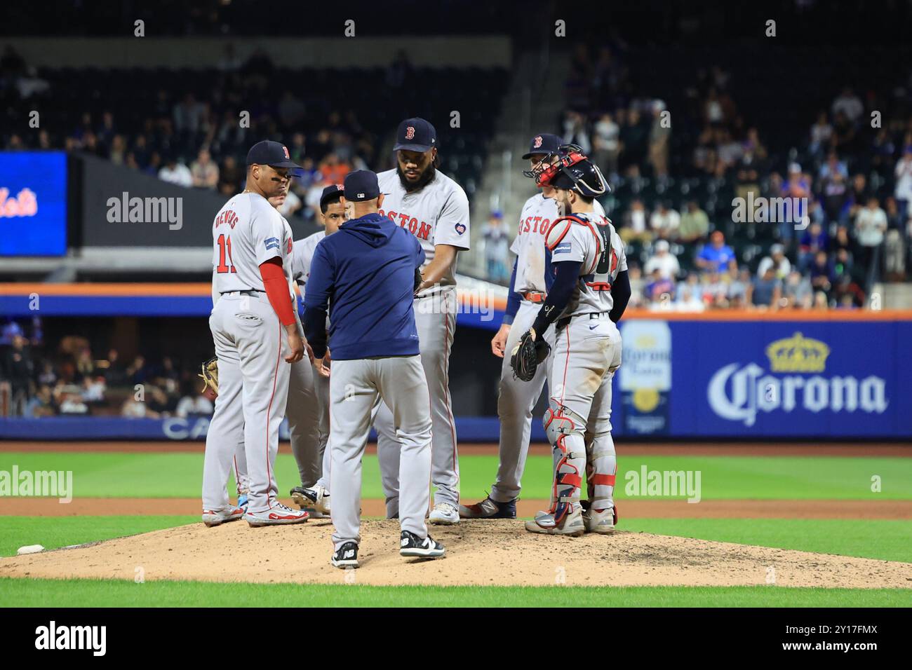 Il lanciatore dei Boston Red Sox Kenley Jansen n. 74 viene rimosso dalla partita dal manager Alex Cora n. 13 durante l'ottavo inning della partita di baseball contro i New York Mets al Citi Field di Corona, N.Y., mercoledì 4 settembre 2024. #Foto: Gordon Donovan Foto Stock