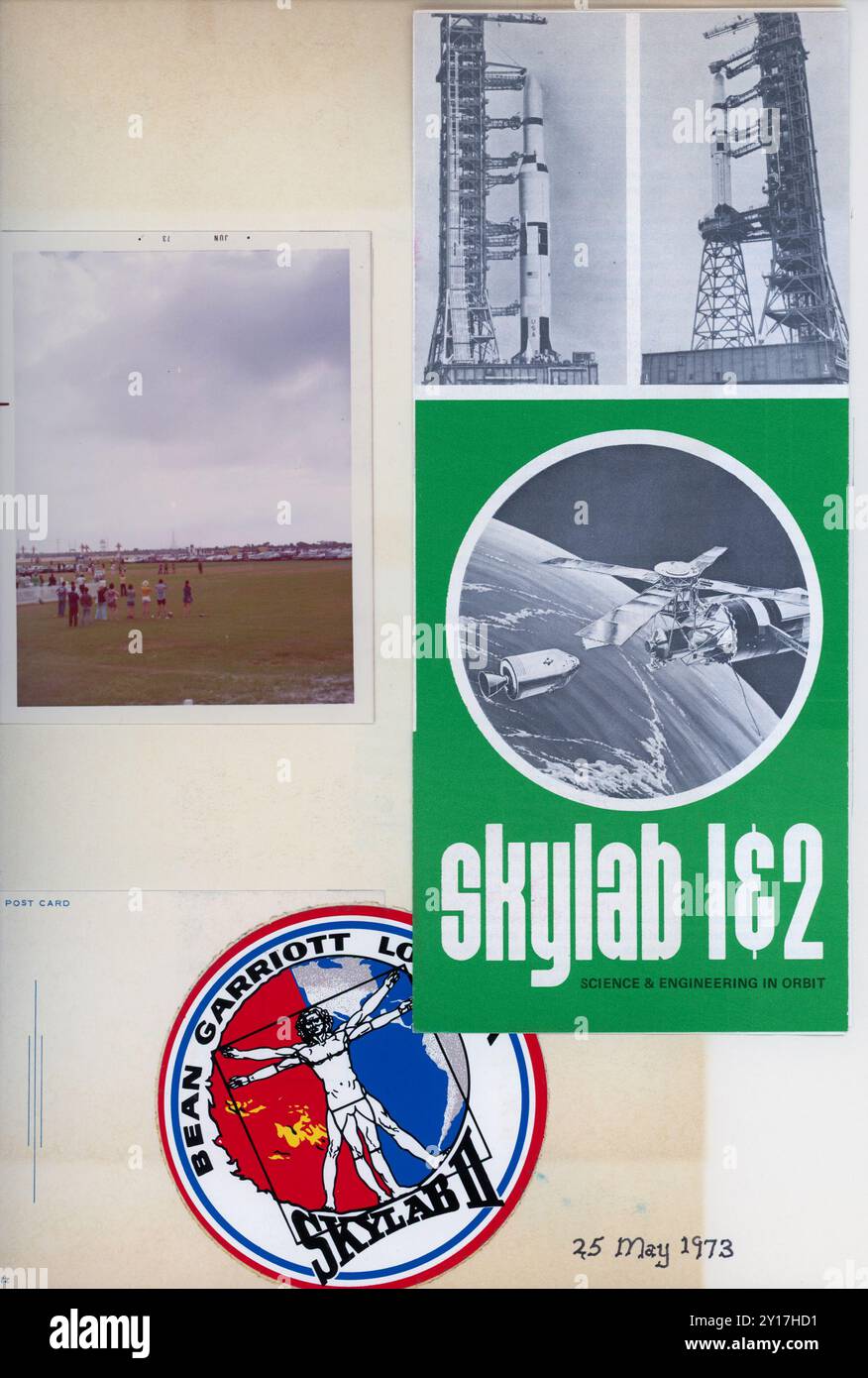 Pagina di album dei siti di lancio Skylab One e Two, tra cui brochure, adesivi e foto, 1973, Cape Kennedy, Florida, Stati Uniti Foto Stock