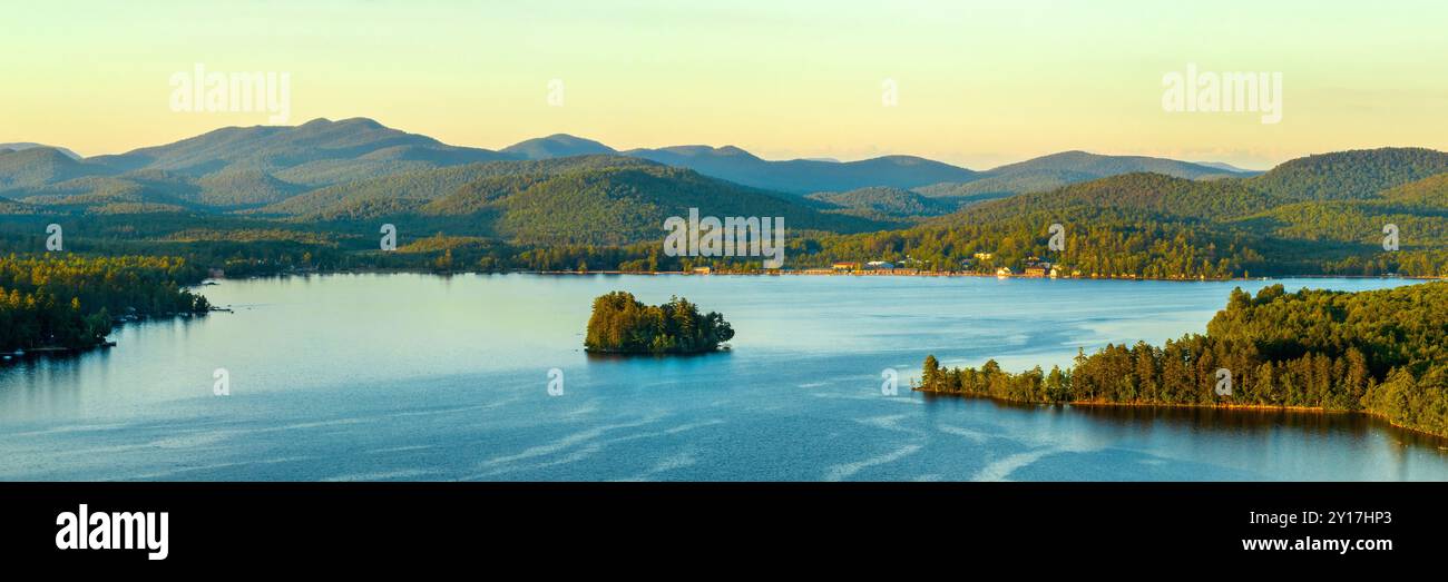 Fotografia aerea del lago Pleasant nelle Adirondacks, a nord dello stato di New York, Stati Uniti. 7 luglio 2022. Foto Stock