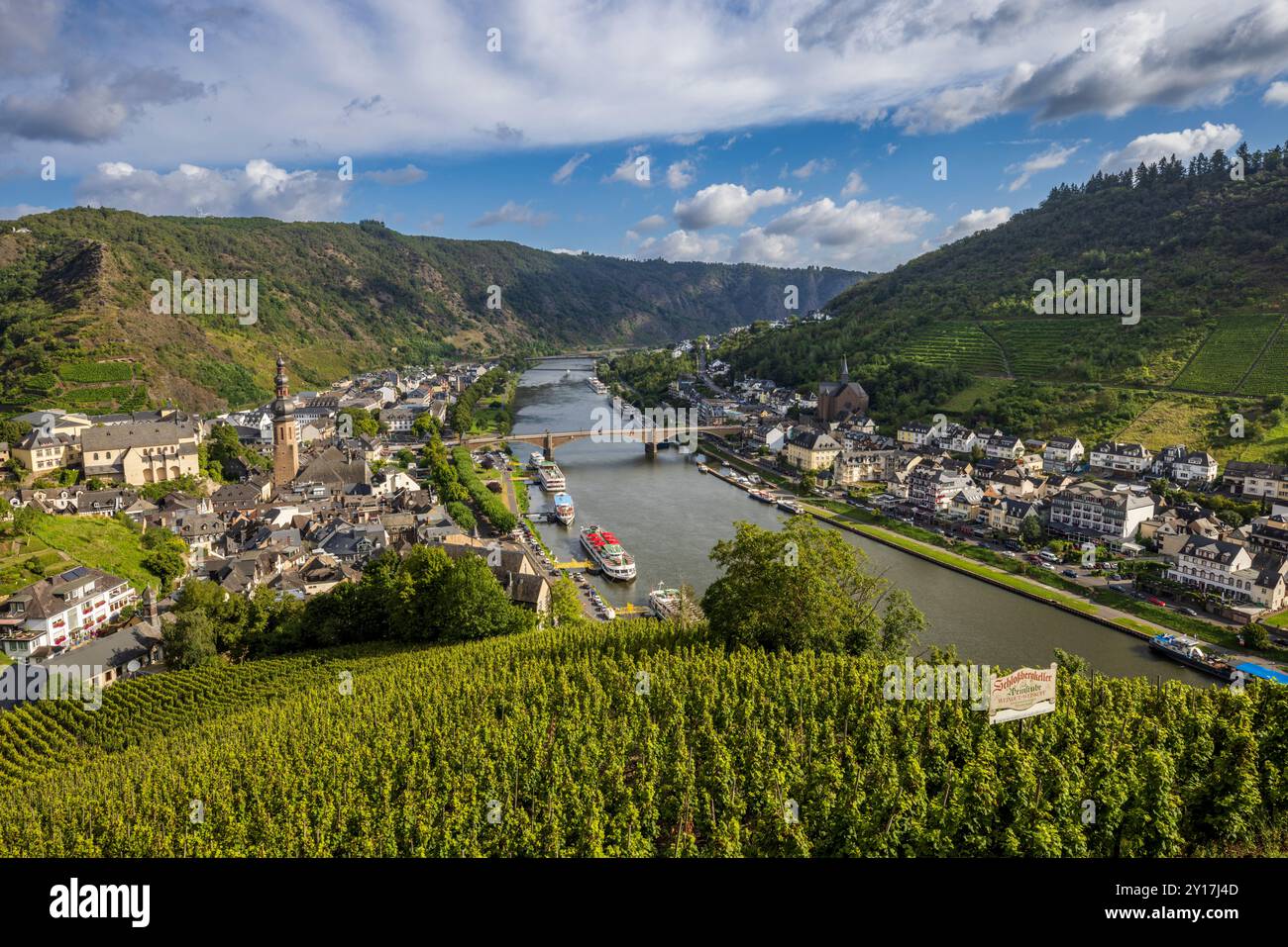 Una vista di Cochem e del fiume Mosella dal Castello di Reichsburg, Germania Foto Stock