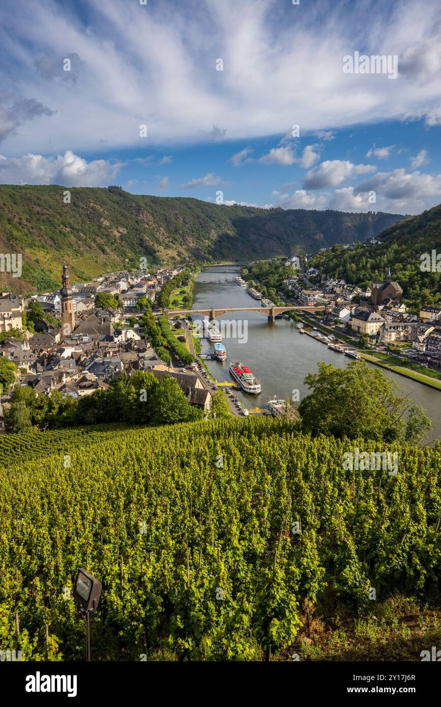 Una vista di Cochem e del fiume Mosella dal Castello di Reichsburg, Germania Foto Stock