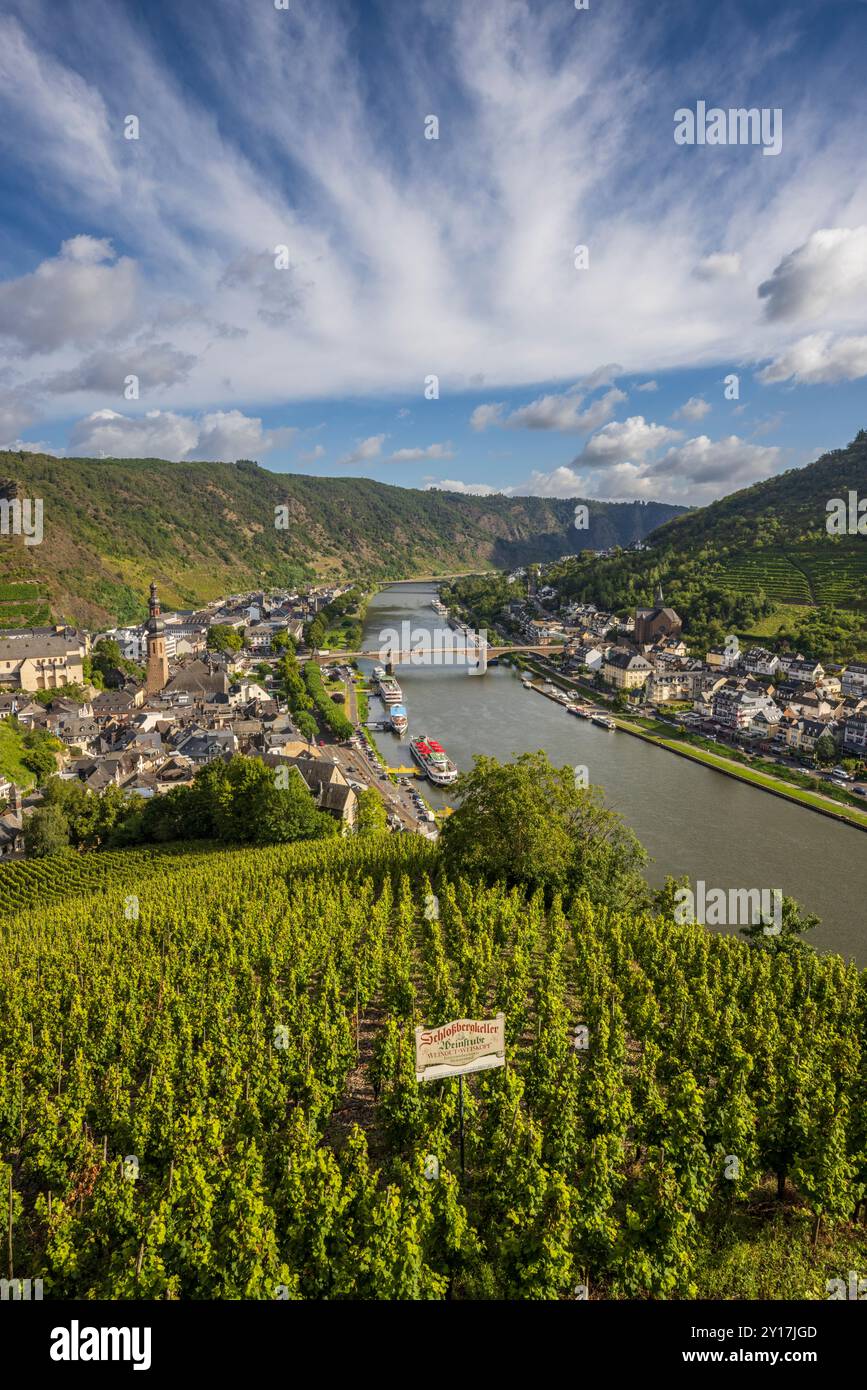 Una vista di Cochem e del fiume Mosella dal Castello di Reichsburg, Germania Foto Stock