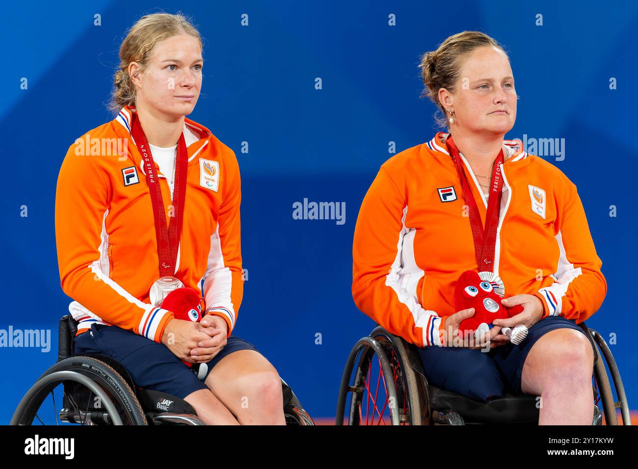 Parigi, Francia. 5 settembre 2024. PARIGI, FRANCIA - 5 SETTEMBRE: Diede de Groot dei Paesi Bassi e Aniek van Koot dei Paesi Bassi durante la cerimonia del podio dopo aver gareggiato nella finale del doppio femminile durante il giorno 8 del Wheelchair Tennis - Paris 2024 Summer Paralympic Games al Roland Garros il 5 settembre 2024 a Parigi, Francia. (Foto di Joris Verwijst/Agenzia BSR) credito: Agenzia BSR/Alamy Live News Foto Stock