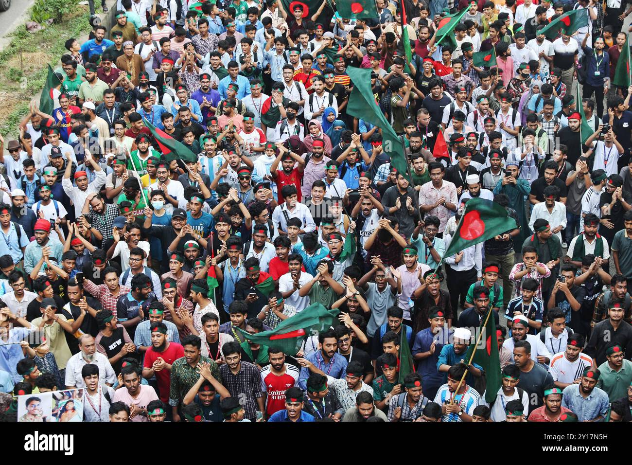 Marcia Shahidi a Dacca i manifestanti ondeggiano la bandiera nazionale del Bangladesh durante la marcia martiriana, una manifestazione organizzata dagli studenti contro la discriminazione per celebrare un mese per l'estromissione dell'ex primo ministro Sheikh Hasina, a Dacca il 5 settembre 2024. Il Premier deposto del Bangladesh Sheikh Hasina dovrebbe tacere mentre era in esilio in India fino a quando non viene portata a casa per il processo, il leader ad interim Muhammad Yunus ha detto ai media indiani il 5 settembre. Hasina, 76 anni, fuggì in India in elicottero un mese fa mentre i manifestanti marciavano sul suo palazzo in una drammatica fine al suo dominio pugno di ferro di 15 anni. Dhaka Dhaka Foto Stock