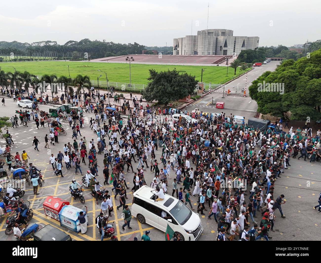 Marcia Shahidi a Dacca i manifestanti ondeggiano la bandiera nazionale del Bangladesh durante la marcia martiriana, una manifestazione organizzata dagli studenti contro la discriminazione per celebrare un mese per l'estromissione dell'ex primo ministro Sheikh Hasina, a Dacca il 5 settembre 2024. Il Premier deposto del Bangladesh Sheikh Hasina dovrebbe tacere mentre era in esilio in India fino a quando non viene portata a casa per il processo, il leader ad interim Muhammad Yunus ha detto ai media indiani il 5 settembre. Hasina, 76 anni, fuggì in India in elicottero un mese fa mentre i manifestanti marciavano sul suo palazzo in una drammatica fine al suo dominio pugno di ferro di 15 anni. Dhaka Dhaka Foto Stock