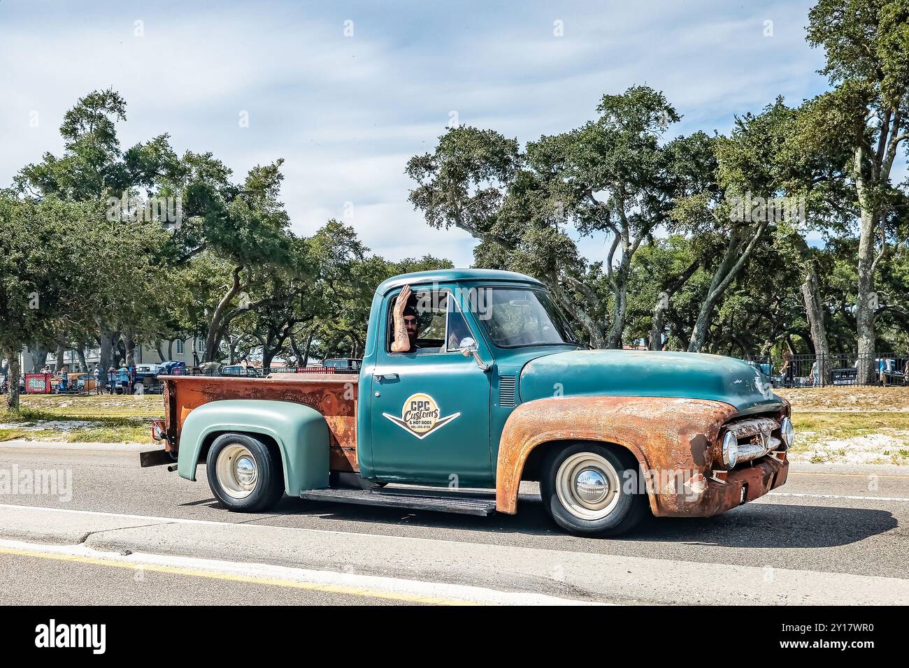 Gulfport, MS - 7 ottobre 2023: Vista laterale grandangolare di un pick-up Ford F100 del 1953 in una mostra automobilistica locale. Foto Stock
