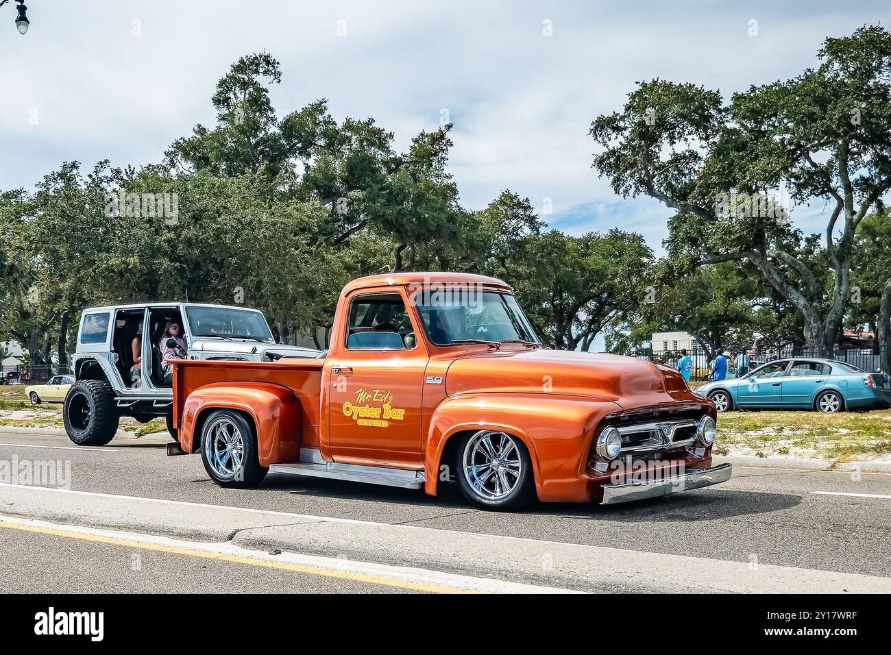 Gulfport, MS - 7 ottobre 2023: Vista grandangolare dell'angolo anteriore di un pick-up Ford F100 del 1953 in una mostra automobilistica locale. Foto Stock