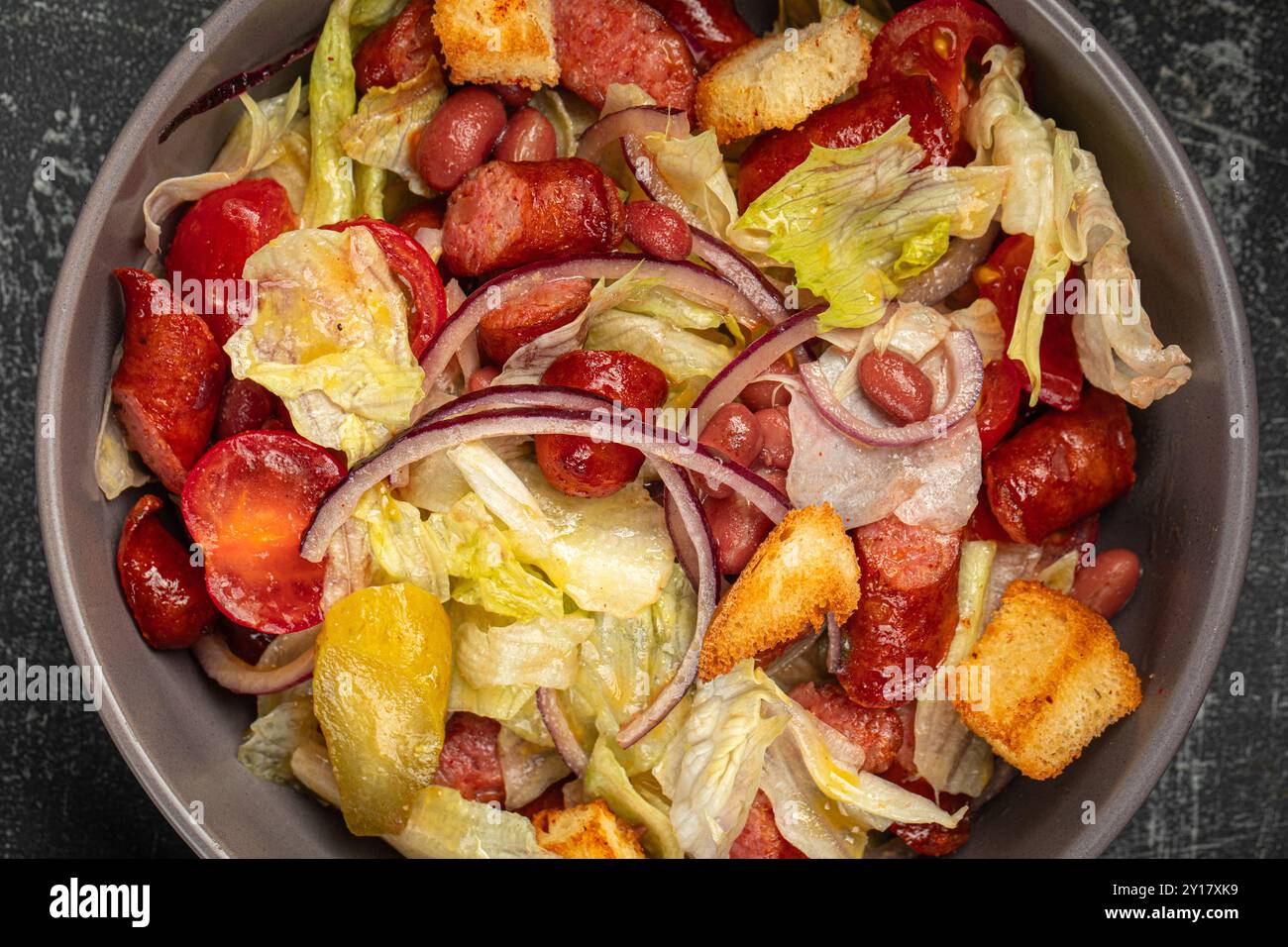 Insalata bavarese di salsicce affumicate con fagioli Foto Stock