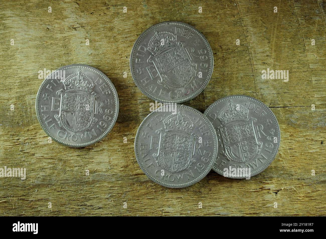 Monete a mezza corona di valuta pre-decimale, sterline, scellini e pence Foto Stock