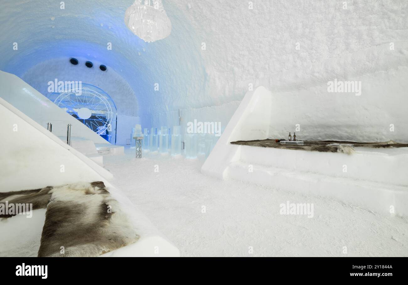 Ice bar dell'Ice hotel 365 a Jukkasjärvi in ​​Sweden. Panchine scolpite dal ghiaccio sulla destra, una renna nascosta sulla sinistra Foto Stock