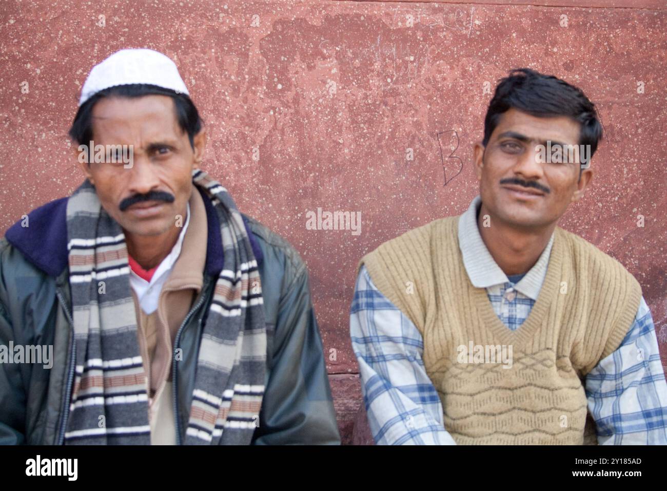 Uomini indiani e musulmani in abiti europei, Delhi, India, che indossano i cappellini dei musulmani e vestiti per il clima più fresco di Delhi. Foto Stock