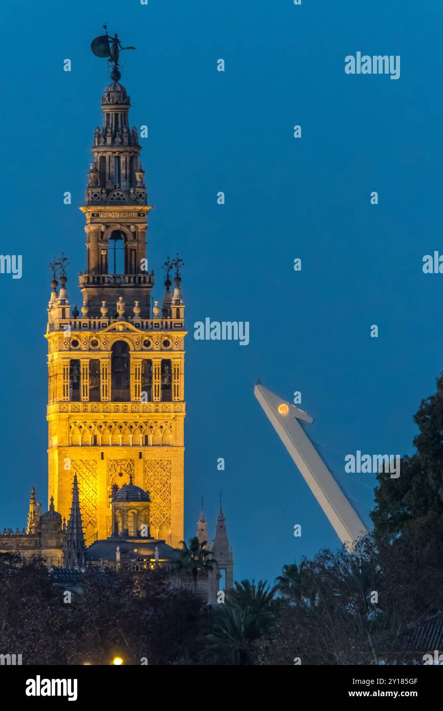 Splendida vista notturna di la Giralda e dell'albero del ponte Alamillo a Siviglia, Spagna, scattata con un teleobiettivo. L'architettura iconica è bellissima Foto Stock