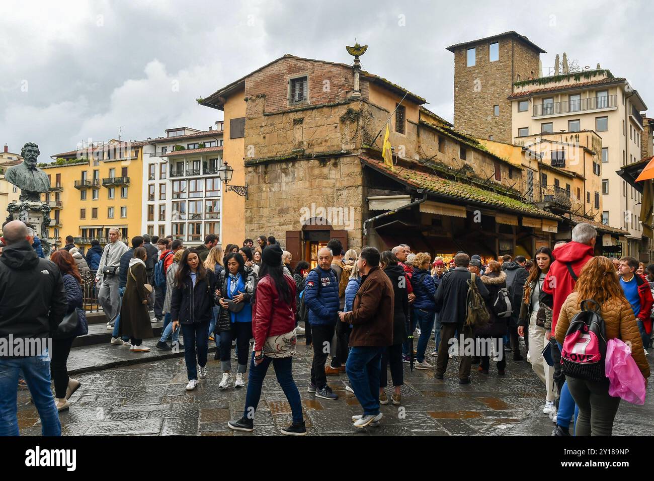 Il ponte medievale di Ponte Vecchio è affollato di turisti il lunedì di Pasqua, dopo una tempesta di primavera, Firenze, Toscana, Italia Foto Stock