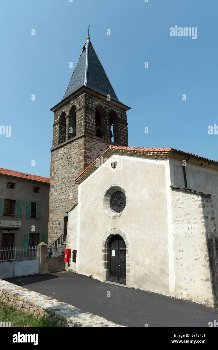 Chiesa di Saint-Roch sotto un cielo azzurro e limpido ad Aubazat, alta Loira, Alvernia-Rodano-Alpes, Francia Foto Stock