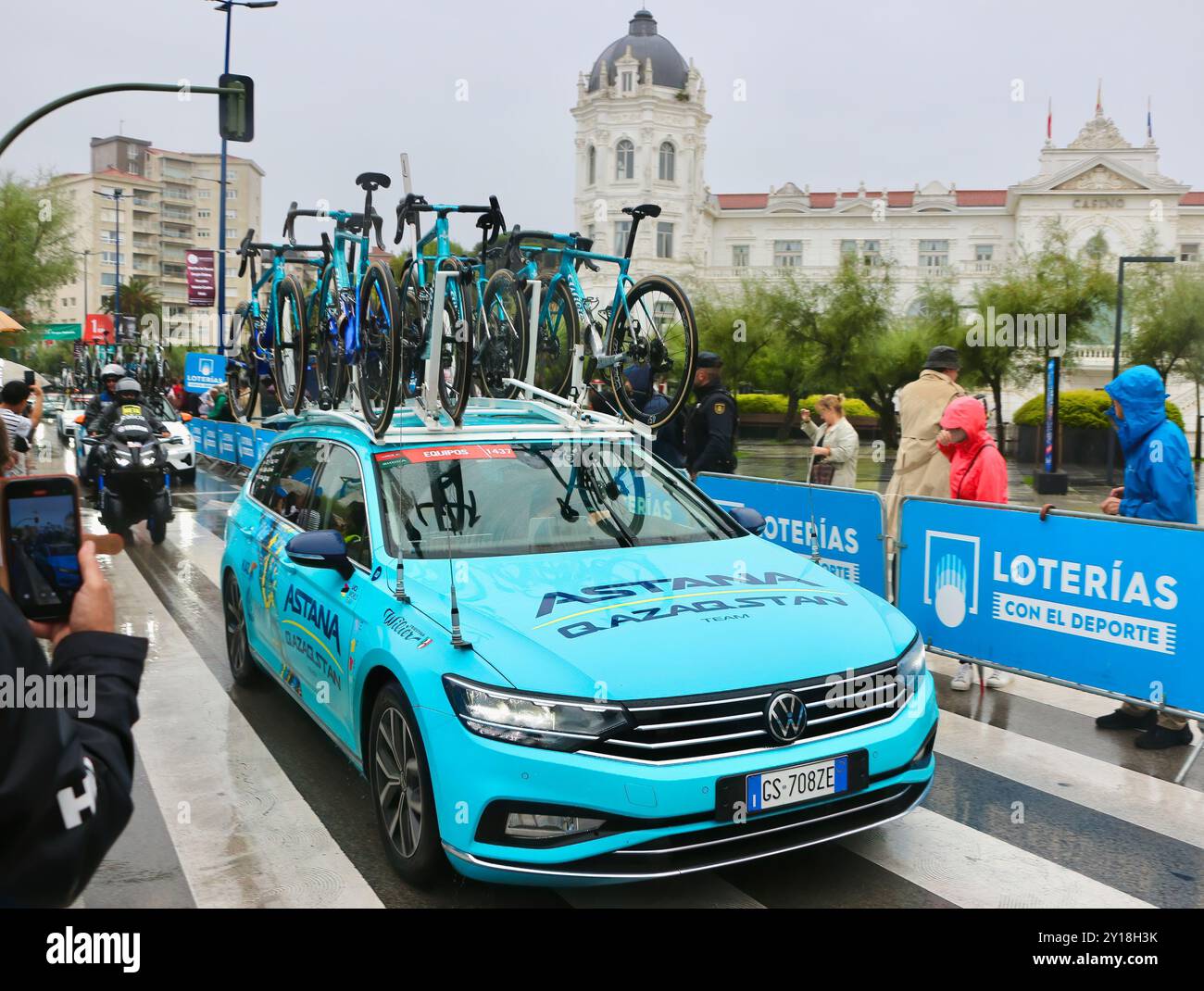 Astana Qazaqstan Team Volkswagen vettura di supporto superando la 17a tappa di Plaza Italia Vuelta de Espana Santander Cantabria Spagna Europa 4 settembre 2024 Foto Stock