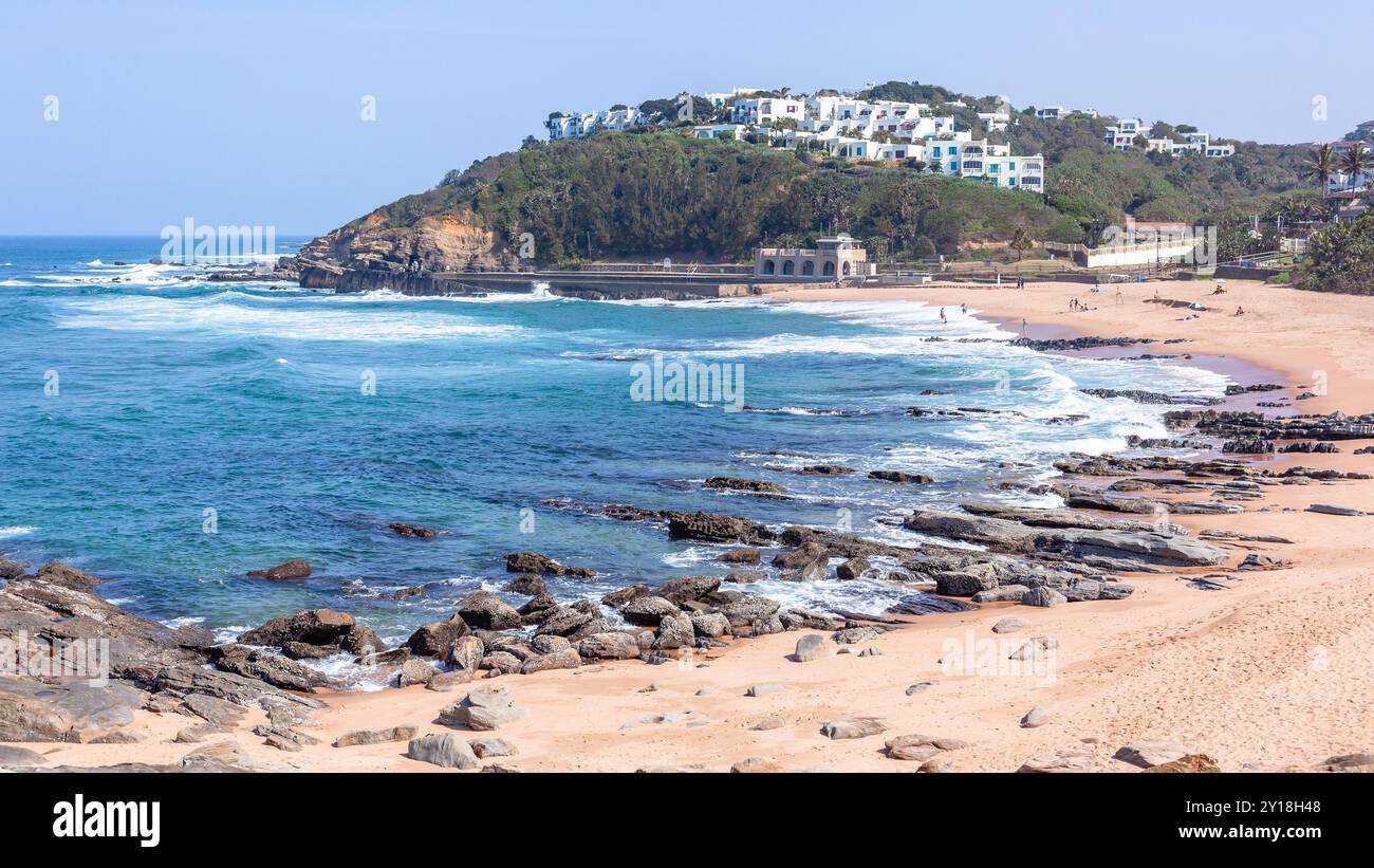 Vista panoramica che si affaccia sulla fotografia della spiaggia rocciosa di Thompsons Bay, con acqua blu del mare, una destinazione per le vacanze. Foto Stock