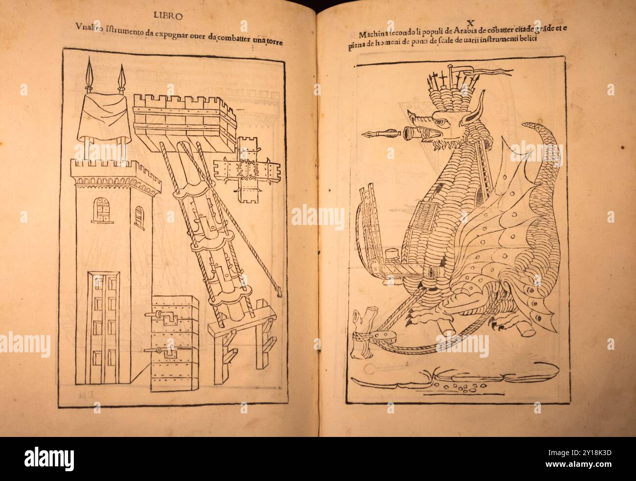 Torino, Italia - 30 aprile 2024. Antico libro De Re militari di Roberto Valturio, 1483. Compendio di teorie militari dell'antichità. Foto Stock