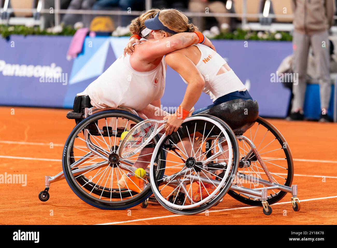 Parigi, Francia. 5 settembre 2024. PARIGI, FRANCIA - 5 SETTEMBRE: Aniek van Koot dei Paesi Bassi interagisce con Diede de Groot dei Paesi Bassi dopo aver gareggiato nella finale del doppio femminile durante il giorno 8 del Wheelchair Tennis - Paris 2024 Summer Paralympic Games al Roland Garros il 5 settembre 2024 a Parigi, Francia. (Foto di Joris Verwijst/Agenzia BSR) credito: Agenzia BSR/Alamy Live News Foto Stock