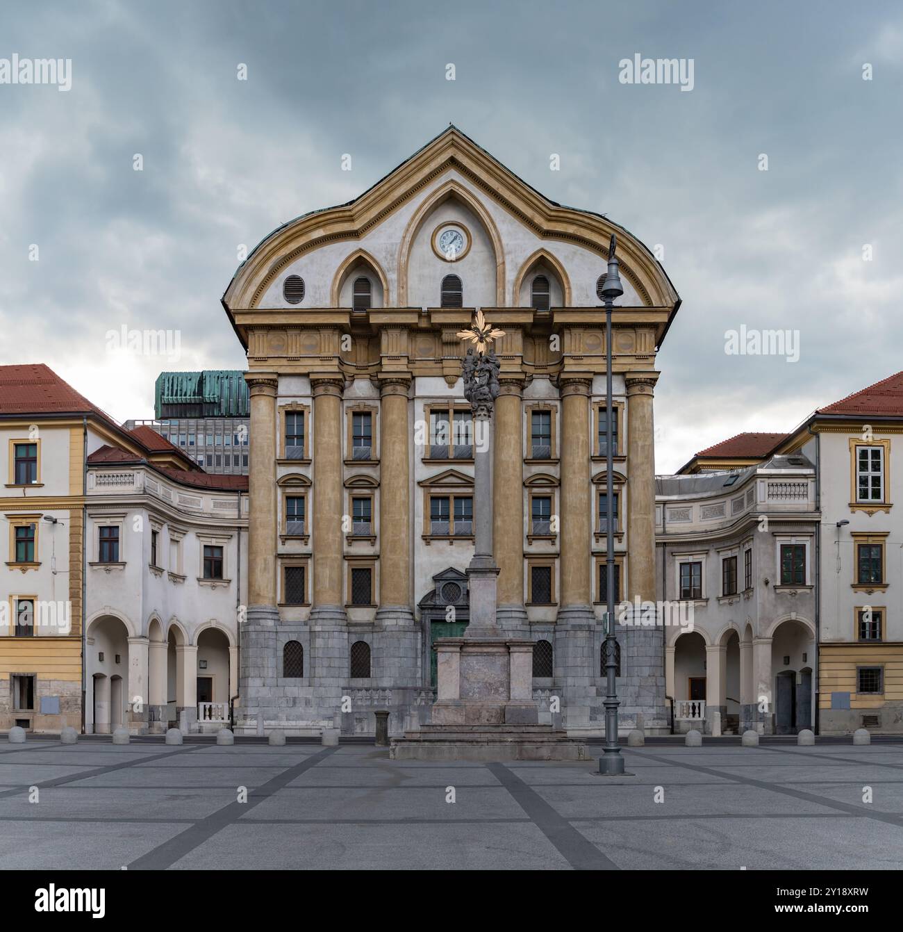 Un'immagine della Chiesa delle Orsoline della Santissima Trinità, un edificio che ospita anche il Museo scolastico sloveno. Foto Stock