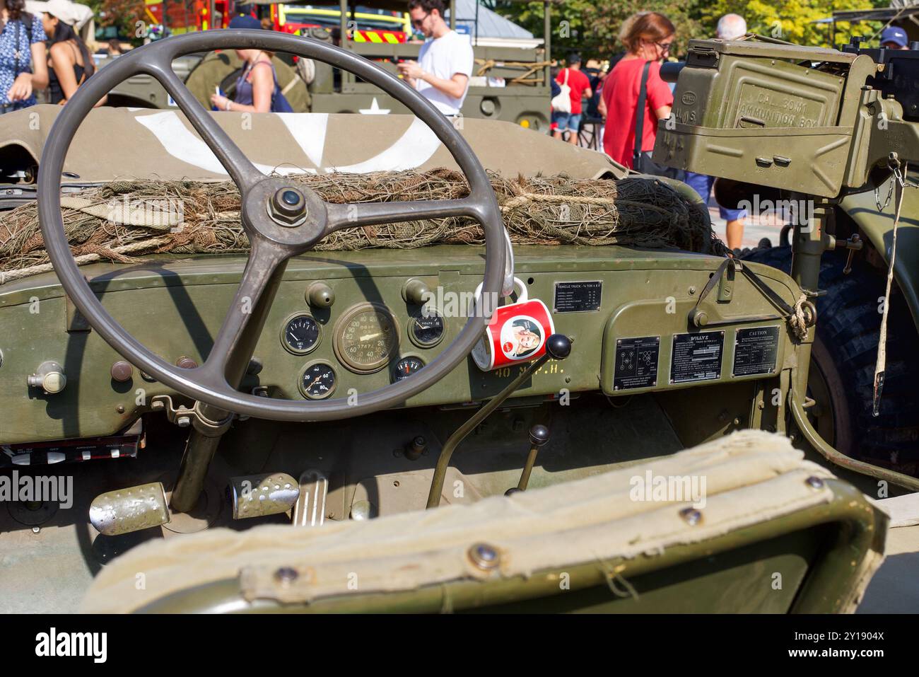 Poissy, Francia 09.01.2024 l'interno di una jeep americana Willys MB con una tazza vintage Coca Cola. 80 anni dalla liberazione di Poissy Foto Stock