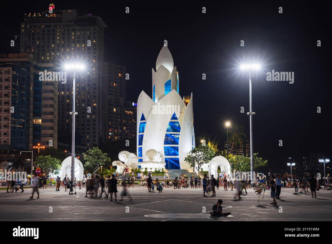 Lotus Thap tram Huong Tower sulla piazza centrale di Nha Trang di notte. Nha Trang, Vietnam - 24 luglio 2024 Foto Stock