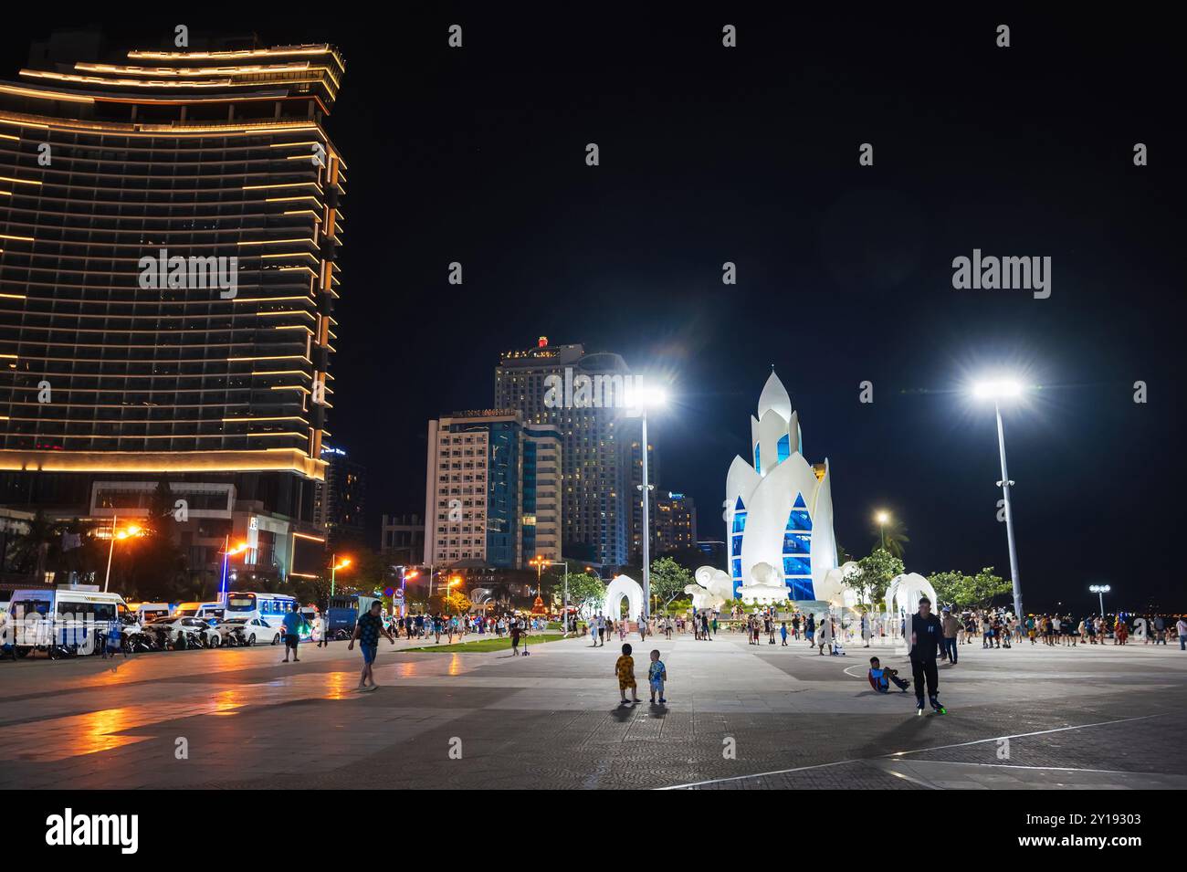 Thap tram Huong Tower sulla piazza centrale della città di Nha Trang di notte. Nha Trang, Vietnam - 24 luglio 2024 Foto Stock