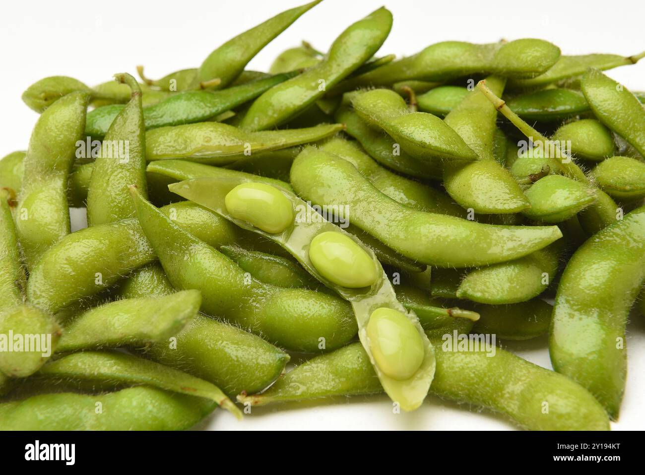 Una pila di semi di soia freschi su sfondo bianco. Foto Stock