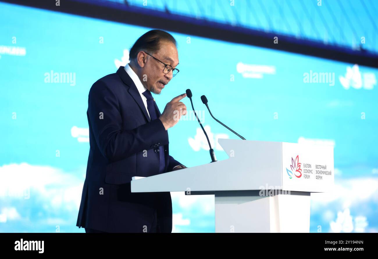 Vladivostok, Russia. 5 settembre 2024. Il primo ministro malese Anwar Ibrahim, pronuncia le sue osservazioni durante una sessione plenaria del Forum economico orientale del 2024 ospitato dal presidente russo Vladimir Putin, presso l'Università Federale dell'Estremo Oriente sull'isola Russky, il 5 settembre 2024 a Vladivostok, in Russia. Crediti: Vyacheslav Prokofyev/piscina del Cremlino/Alamy Live News Foto Stock